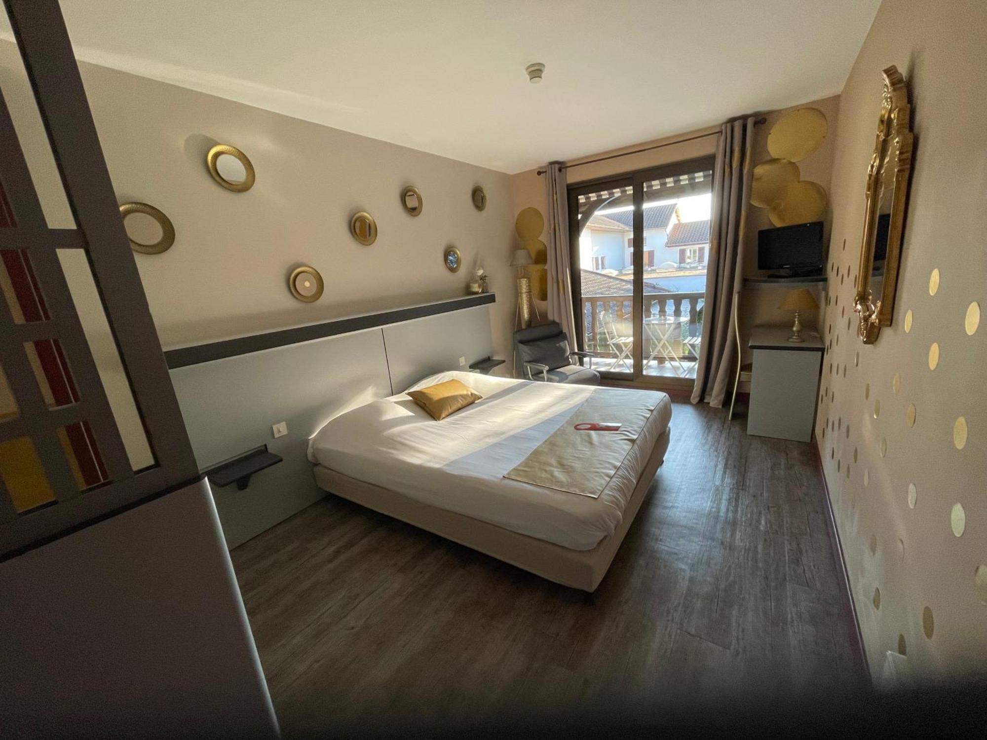 Hotel Restaurant Le Chanel Villieu Экстерьер фото